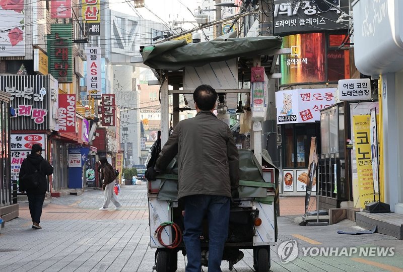빚으로 내수침체 버티는 자영업자들…소득 대비 부채 2년 만에↑ (출처=연합뉴스)