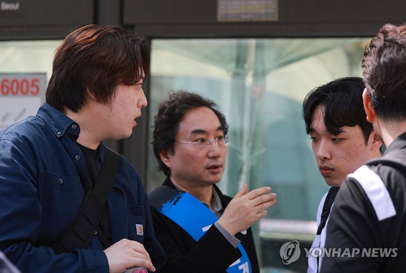 대화 나누는 전공의-의대생 대표 (출처=연합뉴스)