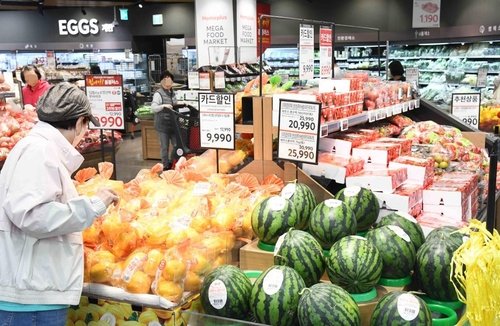 봄철출하 늘어 농산물값 안정세…제철 맞은 참외·수박도 '하락' (출처=연합뉴스)
