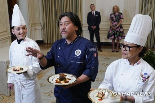 2023년 4월 한미정상 국빈만찬 메뉴 발표하는 에드워드 리 (출처=연합뉴스)