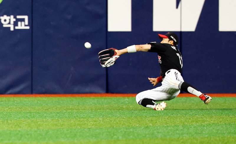 [서울=뉴시스] 박주성 기자 = 지난 10일 오후 서울 구로구 고척스카이돔에서 열린 프로야구 2025 KBO리그 LG 트윈스 대 키움 히어로즈의 경기, 3회말 키움 김건희가 친 타구를 LG 중견수 박해민이 잡아내고 있다. 2025.04.10. park7691@newsis.com