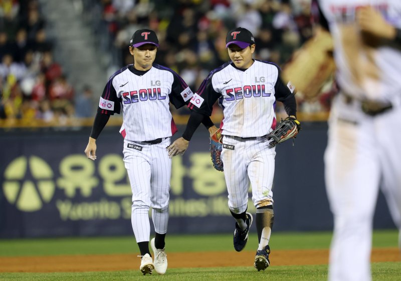 [서울=뉴시스] 홍효식 기자 = 지난 4일 서울 송파구 잠실야구장에서 열린 2025 KBO리그 KIA 타이거즈와 LG 트윈스의 경기, 4회말 2사 1,3루 LG 2루수 신민재(왼쪽)가 KIA 나성범의 안타성 타구를 잡아낸 뒤 동료들과 인사하고 있다. 2025.04.04. yesphoto@newsis.com