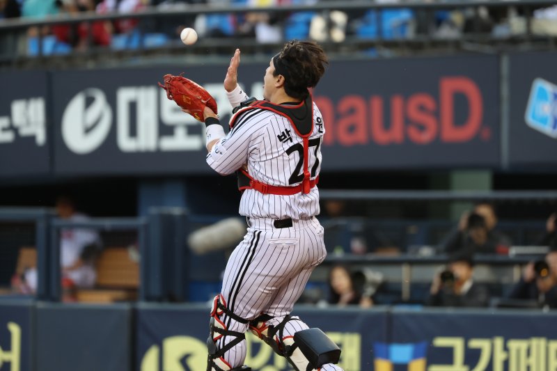 [서울=뉴시스] 프로야구 LG 트윈스 박동원이 지난 24일 서울 잠실구장에서 열린 NC 다이노스와의 경기에서 뜬공을 처리하고 있다. (사진=LG 트윈스 제공) 2025.04.24. *재판매 및 DB 금지