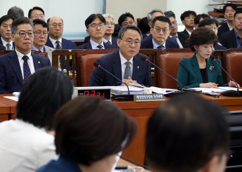 [서울=뉴시스] 고승민 기자 = 지난 24일 서울 여의도 국회에서 열린 제424회 국회(임시회) 행정안전위원회 제1차 전체회의에서 고기동 행정안전부 장관 직무대행이 의원 질의에 답하고 있다. 2025.04.24. kkssmm99@newsis.com