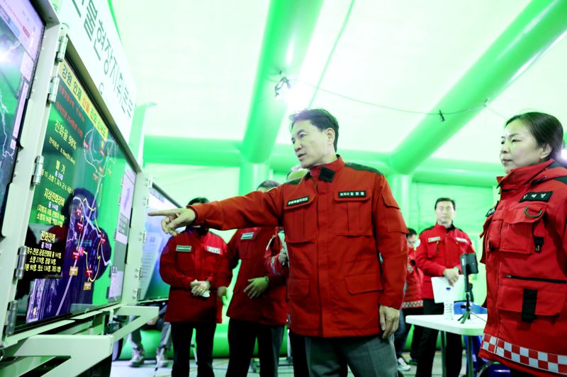 김진태 강원도지사가 27일 인제군 상남면 하남리 일대에서 발생한 산불 피해지역인 인제를 찾아 현장 지휘하고 있다. 강원자치도 제공
