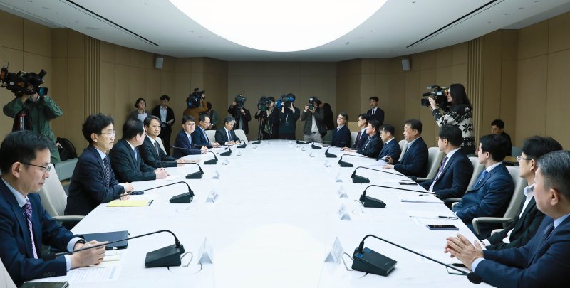 [서울=뉴시스] 안덕근 산업통상자원부 장관이 27일 오후 서울 중구 대한상공회의소 EC룸에서 열린 「미국 정부의 자동차 관세 대응을 위한 업계 긴급 대책회의」를 주재하고 있다. (사진=산업통상자원부 제공). 2025.03.27. photo@newsis.com *재판매 및 DB 금지