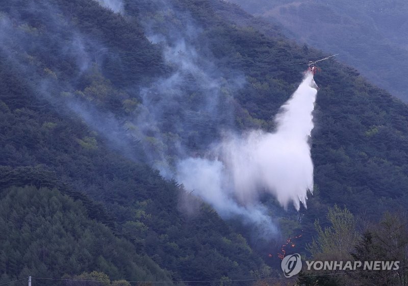 인제 산불 이틀째…진화 작업 분주한 헬기 (출처=연합뉴스)