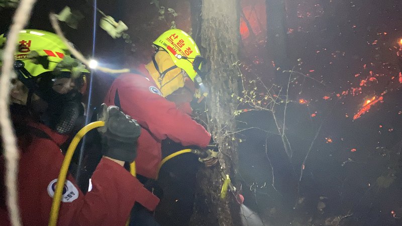 인제 산불 20시간만에 주불 진화...서울양양고속도 통행 재개