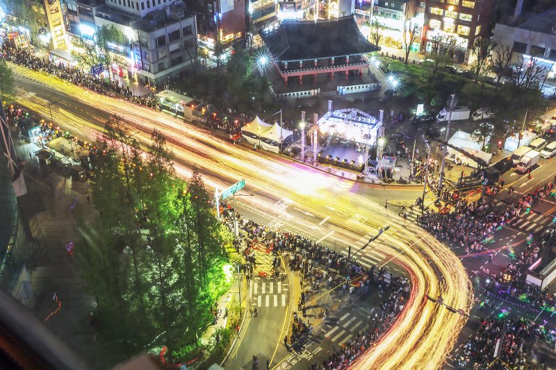 불기 2569년 부처님오신날을 앞두고 11일 저녁 서울 종로구 보신각 사거리 앞을 '연등회' 행렬이 지나고 있다. 연등회는 통일신라 시대부터 약 1200년 간 이어져 내려온 전통 문화행사로, 지난 2020년에는 유네스코 세계무형문화유산으로 등재됐다. 2024.5.11/뉴스1 ⓒ News1 민경석 기자