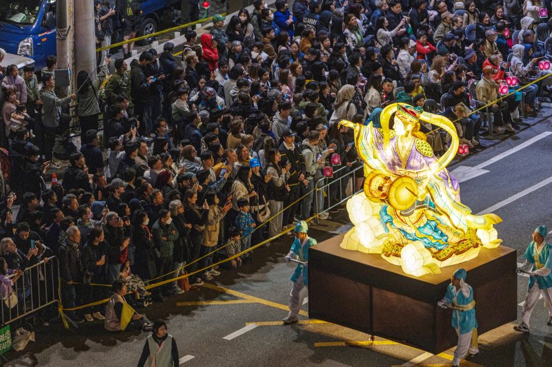 부처님 오신날을 일주일 여 앞둔 26일 서울 종로구 종로3가 일대에서 2025 연등행렬이 지나고 있다. 2025.4.26/뉴스1 ⓒ News1 이승배 기자