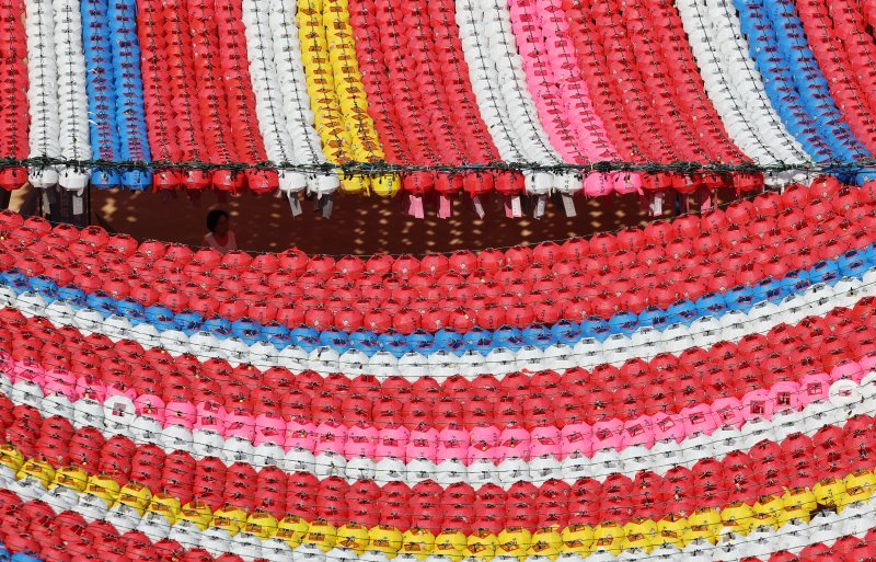 불기 2569년 부처님 오신 날(5월 5일) 연등회를 하루 앞둔 25일 서울 종로구 조계사에서 연등회 준비가 한창이다. 국가무형유산이자 유네스코 인류무형문화유산인 연등회는 대한민국을 대표하는 전통문화축제로 오는 26일~27일 양일간 서울 도심 곳곳에서 열린다. 2025.4.25/뉴스1 ⓒ News1 오대일 기자