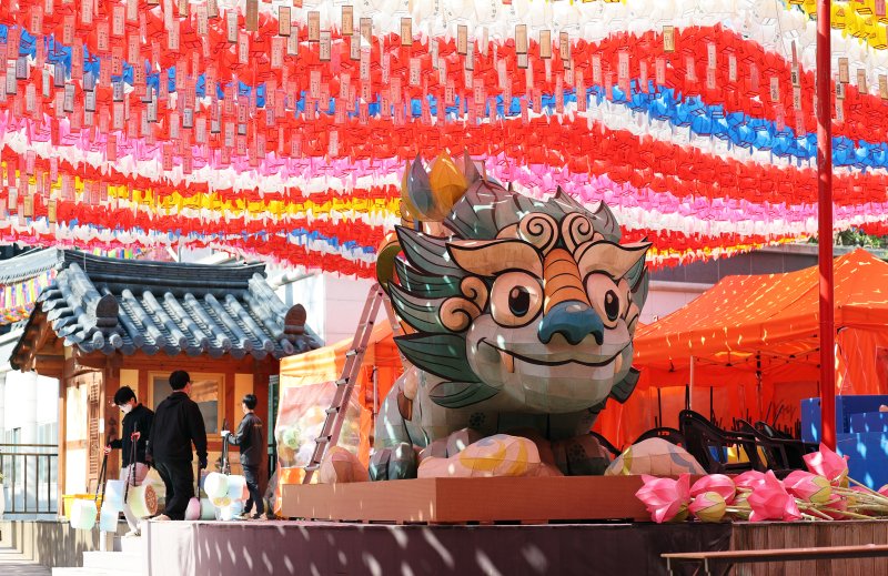 불기 2569년 부처님 오신 날(5월 5일) 연등회를 하루 앞둔 25일 서울 종로구 조계사에서 연등회 준비가 한창이다. 국가무형유산이자 유네스코 인류무형문화유산인 연등회는 대한민국을 대표하는 전통문화축제로 오는 26일~27일 양일간 서울 도심 곳곳에서 열린다. 2025.4.25/뉴스1 ⓒ News1 오대일 기자