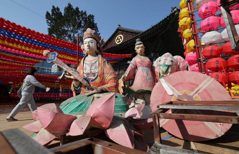 불기 2569년 부처님 오신 날(5월 5일) 연등회를 하루 앞둔 25일 서울 종로구 조계사에서 연등회 준비가 한창이다. 국가무형유산이자 유네스코 인류무형문화유산인 연등회는 대한민국을 대표하는 전통문화축제로 오는 26일~27일 양일간 서울 도심 곳곳에서 열린다. 2025.4.25/뉴스1 ⓒ News1 오대일 기자