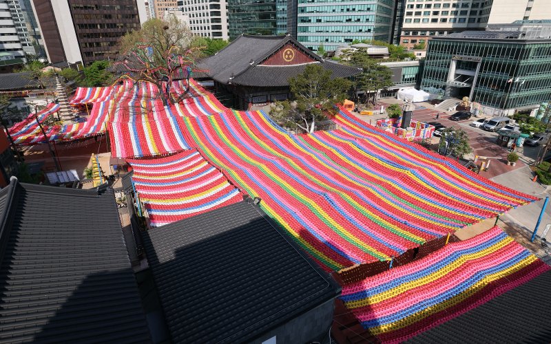 불기 2569년 부처님 오신 날(5월 5일) 연등회를 하루 앞둔 25일 서울 종로구 조계사에서 연등회 준비가 한창이다. 국가무형유산이자 유네스코 인류무형문화유산인 연등회는 대한민국을 대표하는 전통문화축제로 오는 26일~27일 양일간 서울 도심 곳곳에서 열린다. 2025.4.25/뉴스1 ⓒ News1 오대일 기자