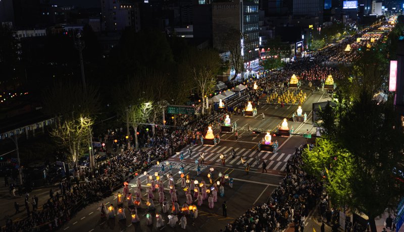 부처님 오신날을 일주일 여 앞둔 26일 서울 종로구 종로3가 일대에서 2025 연등행렬이 지나고 있다. 2025.4.26/뉴스1 ⓒ News1 이승배 기자
