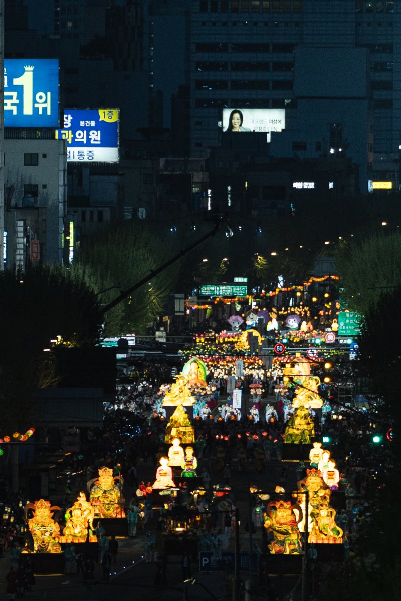 부처님 오신날을 일주일 여 앞둔 26일 서울 종로구 종로3가 일대에서 2025 연등행렬이 지나고 있다. 2025.4.26/뉴스1 ⓒ News1 이승배 기자