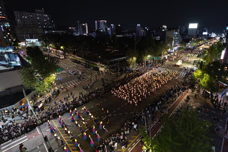 부처님 오신날을 일주일 여 앞둔 26일 서울 종로구 종로3가 일대에서 2025 연등행렬이 지나고 있다. 2025.4.26/뉴스1 ⓒ News1 이승배 기자