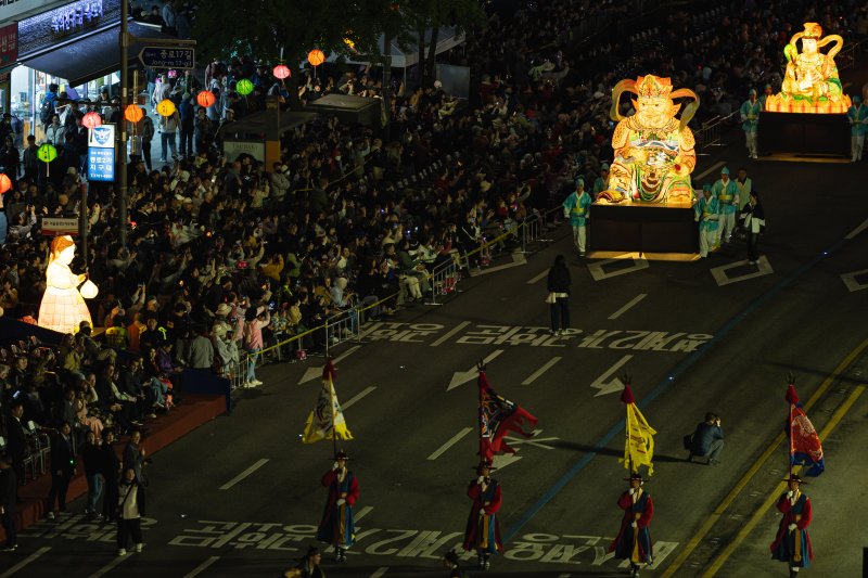 부처님 오신날을 일주일 여 앞둔 26일 서울 종로구 종로3가 일대에서 2025 연등행렬이 지나고 있다. 2025.4.26/뉴스1 ⓒ News1 이승배 기자