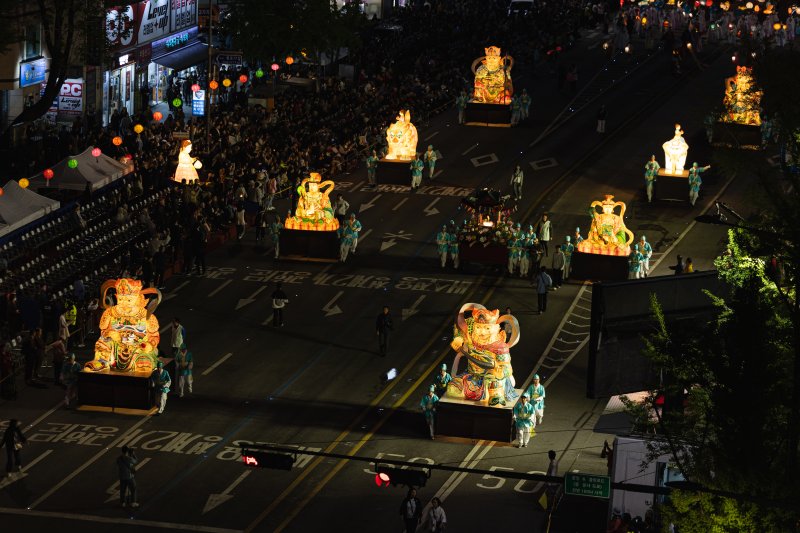 부처님 오신날을 일주일 여 앞둔 26일 서울 종로구 종로3가 일대에서 2025 연등행렬이 지나고 있다. 2025.4.26/뉴스1 ⓒ News1 이승배 기자