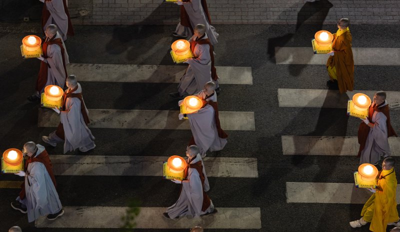 부처님 오신날을 일주일 여 앞둔 26일 서울 종로구 종로3가 일대에서 2025 연등행렬이 지나고 있다. 2025.4.26/뉴스1 ⓒ News1 이승배 기자