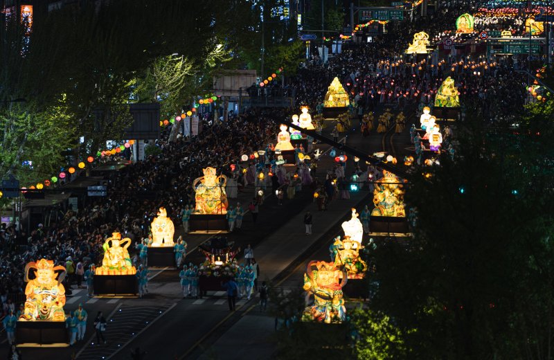 부처님 오신날을 일주일 여 앞둔 26일 서울 종로구 종로3가 일대에서 2025 연등행렬이 지나고 있다. 2025.4.26/뉴스1 ⓒ News1 이승배 기자
