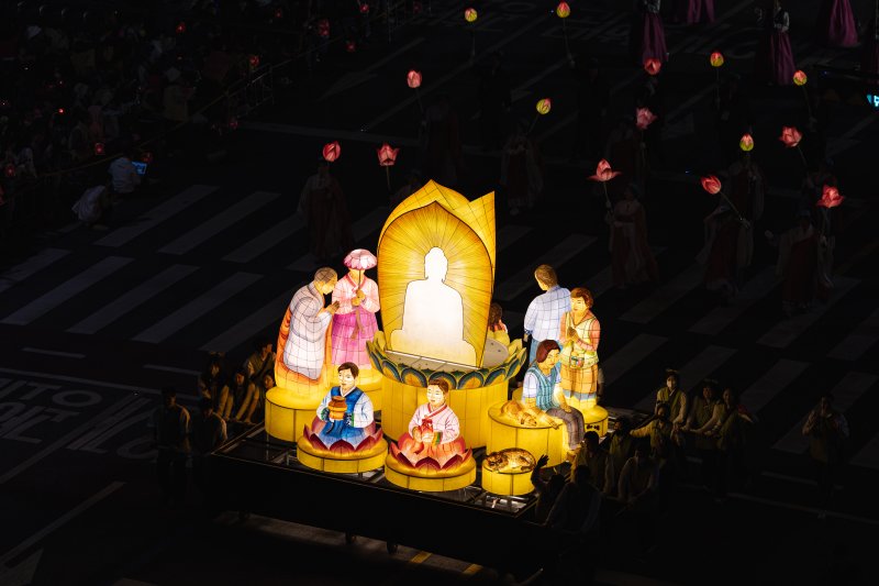 부처님 오신날을 일주일 여 앞둔 26일 서울 종로구 종로3가 일대에서 2025 연등행렬이 지나고 있다. 2025.4.26/뉴스1 ⓒ News1 이승배 기자