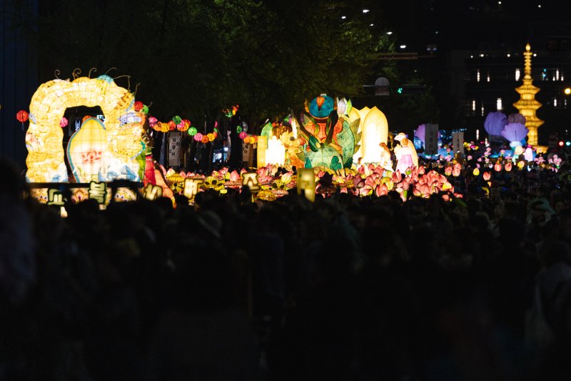부처님 오신날을 일주일 여 앞둔 26일 서울 종로구 종각역 일대를 연등행렬이 지나고 있다. 2025.4.26/뉴스1 ⓒ News1 이승배 기자