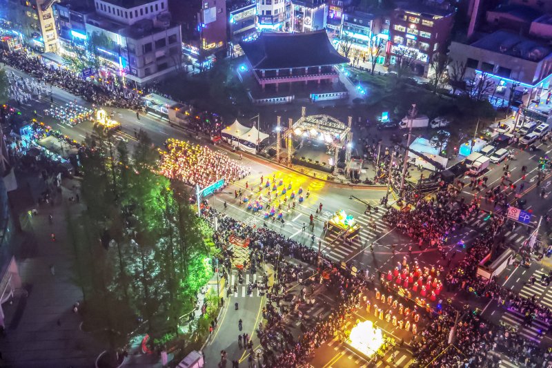 불기 2569년 부처님오신날을 앞두고 11일 저녁 서울 종로구 보신각 사거리 앞을 '연등회' 행렬이 지나고 있다. 연등회는 통일신라 시대부터 약 1200년 간 이어져 내려온 전통 문화행사로, 지난 2020년에는 유네스코 세계무형문화유산으로 등재됐다. 2024.5.11/뉴스1 ⓒ News1 민경석 기자
