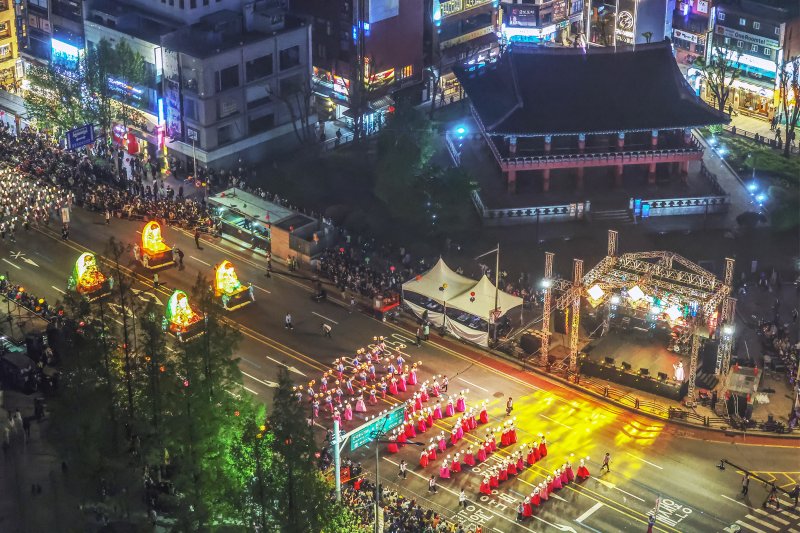 불기 2569년 부처님오신날을 앞두고 11일 저녁 서울 종로구 보신각 사거리 앞을 '연등회' 행렬이 지나고 있다. 연등회는 통일신라 시대부터 약 1200년 간 이어져 내려온 전통 문화행사로, 지난 2020년에는 유네스코 세계무형문화유산으로 등재됐다. 2024.5.11/뉴스1 ⓒ News1 민경석 기자
