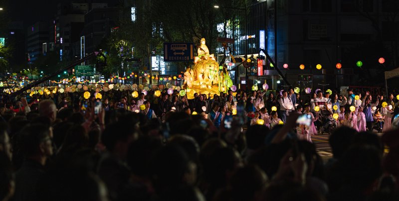 부처님 오신날을 일주일 여 앞둔 26일 서울 종로구 종각역 일대를 연등행렬이 지나고 있다. 2025.4.26/뉴스1 ⓒ News1 이승배 기자