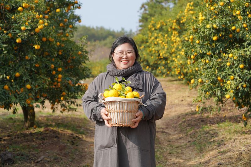 완도에서 유자를 직접 재배하고 다양한 관련 제품을 개발하고 있는 오진영 청년 농부. 롯데백화점 제공
