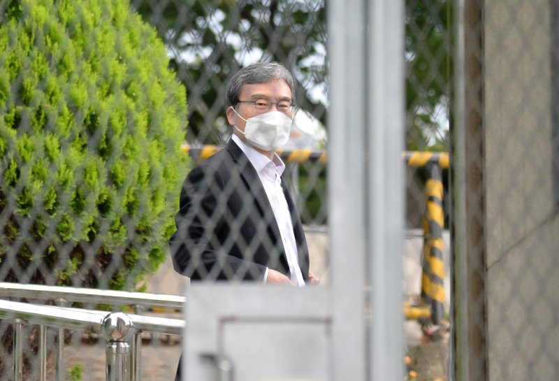 [전주=뉴시스] 이스타항공 자금 배임·횡령으로 전주교도소에 수감됐었던 이상직 전 의원이 지난 2022년 6월 30일 전북 전주시 전주교도소에서 보석으로 석방돼 장내를 빠져나오고 있다. (사진=뉴시스DB). 2025.04.27. photo@newsis.com