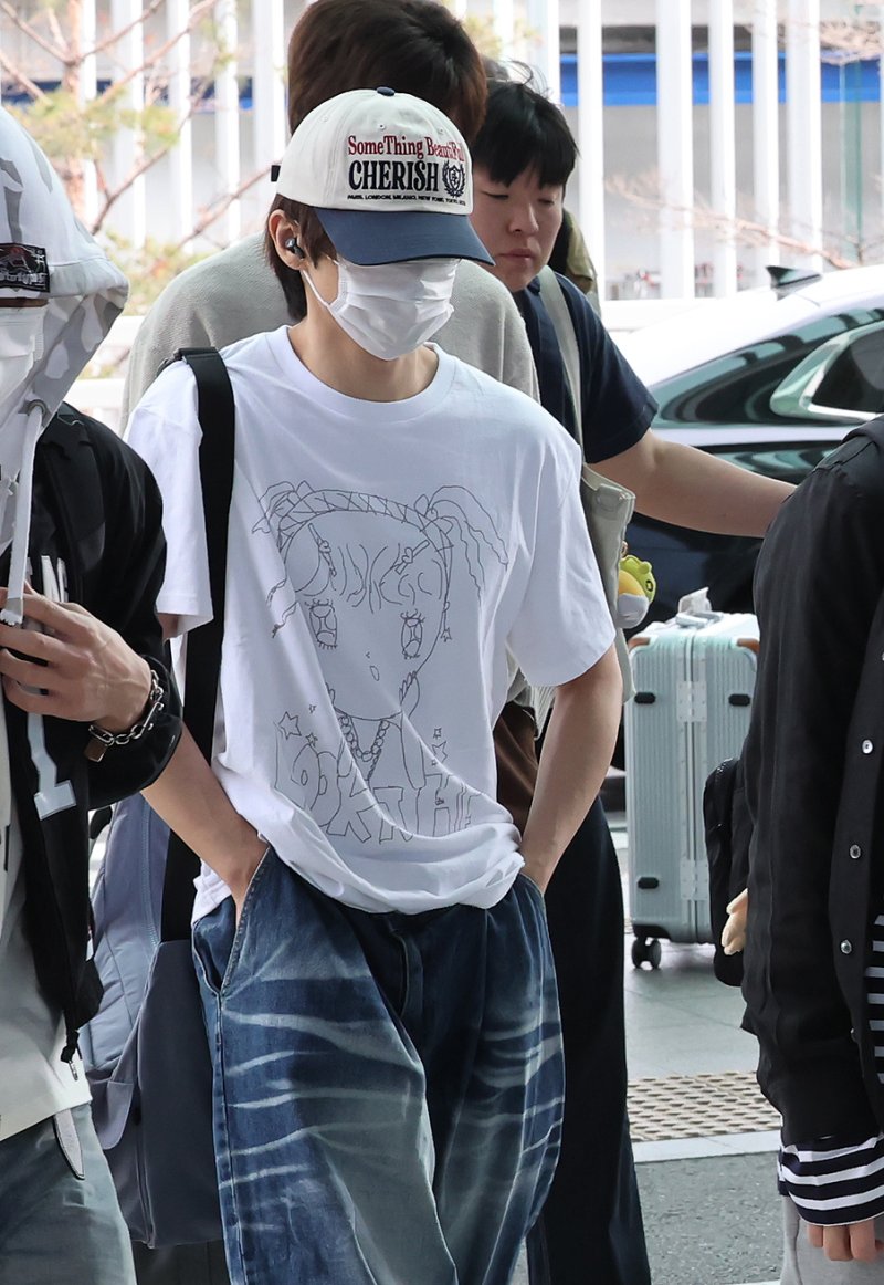 [뉴스1 ★]더보이즈 선우, 인성 논란 후 첫 포착…꽁꽁 가린 얼굴