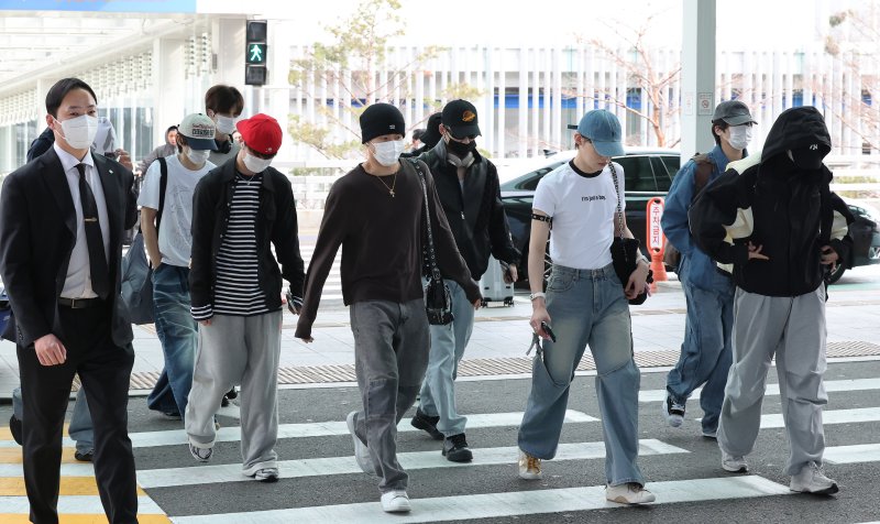 [뉴스1 ★]더보이즈 선우, 인성 논란 후 첫 포착…꽁꽁 가린 얼굴