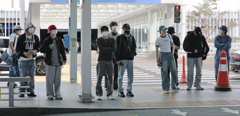 [뉴스1 ★]더보이즈 선우, 인성 논란 후 첫 포착…꽁꽁 가린 얼굴