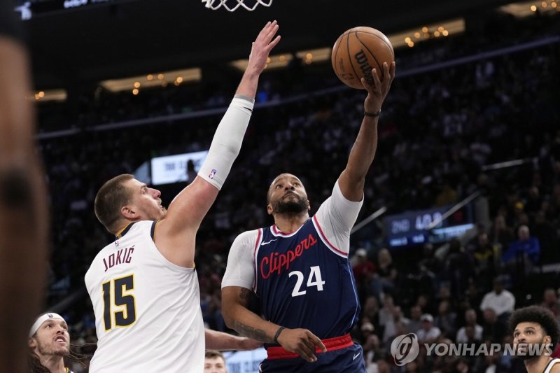 슛하는 파월(오른쪽), 막으려는 요키치 (출처=연합뉴스)