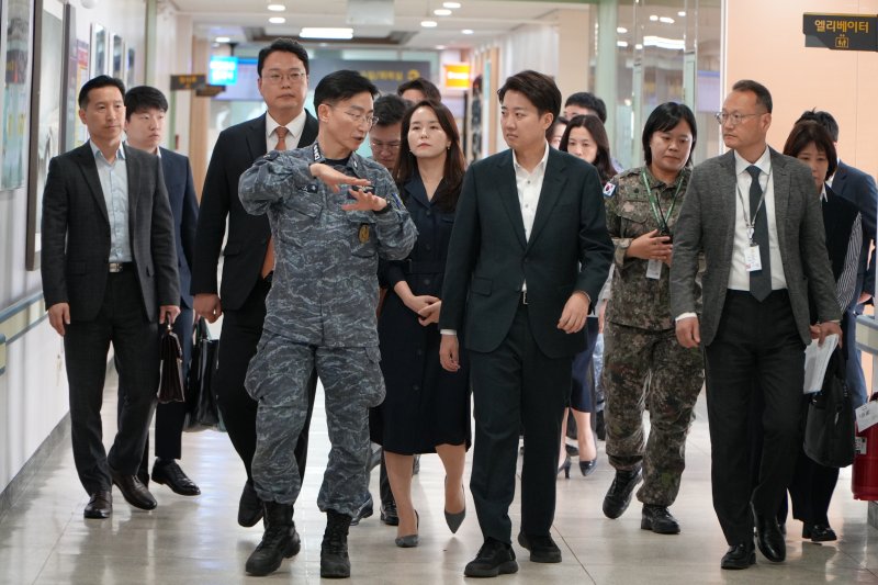 이준석 개혁신당 대선 예비후보가 24일 대전 유성구 국군대전병원을 찾아 이국종 원장의 설명을 듣고 있다. (이준석 캠프 제공, 재판매 및 DB 금지)