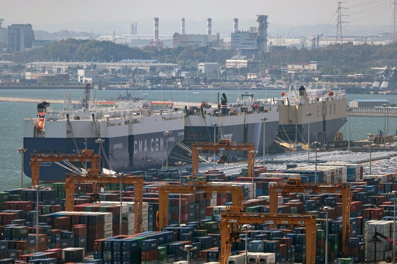 도널드 트럼프 미국 행정부의 관세 조치와 관련해 우리 정부가 미국 측과 진행한 첫 '2+2 통상협의'가 24일(현지시간) 워싱턴에서 진행됐다. 미국 측의 상호관세 90일 유예가 종료되는 7월 8일 이전까지 관세 폐지를 목적으로 한 이른바 '7월 패키지'(July Package)를 마련하기로 공감대를 형성했다는 게 정부 측 설명 내용이다. 이후 스콧 베선트 미 재무장관이 '최선의 제안'(A game)이라고 호평한 우리 정부의 카드는 조선업·알래스카 액화천연가스(LNG) 협력인 것으로 분석된다. 사진은 25일 경기도 평택시 포승읍 평택