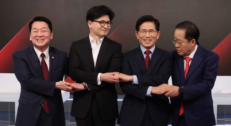 26일 서울 중구 매경미디어센터에서 열린 국민의힘 대통령 선거 제2차 경선 후보자 토론회에서 후보들이 기념 촬영을 위해 손을 맞잡고 있다. 왼쪽부터 안철수, 한동훈, 김문수, 홍준표 후보. 2025.4.26/뉴스1 ⓒ News1 국회사진취재단