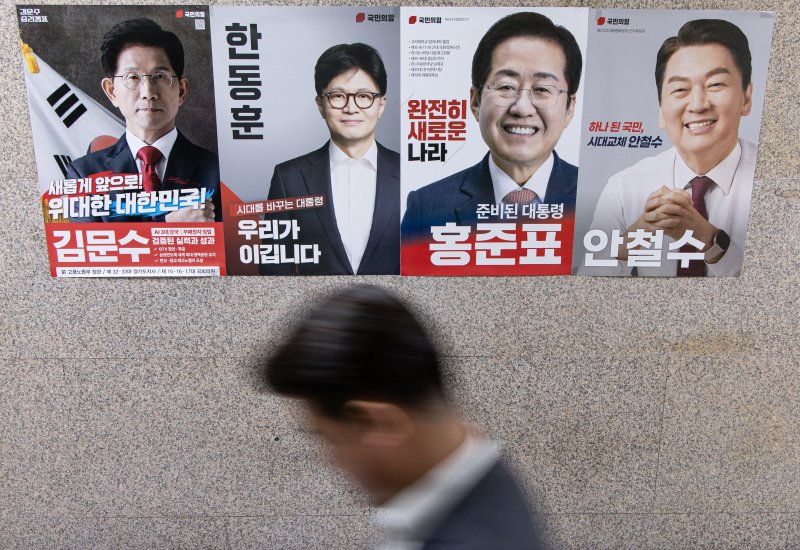 23일 오전 서울 여의도 국회에 국민의힘 1차 컷오프를 통과한 김문수(왼쪽부터), 한동훈, 홍준표, 안철수 후보 포스터가 붙어 있다. 2025.4.23/뉴스1 ⓒ News1 이재명 기자