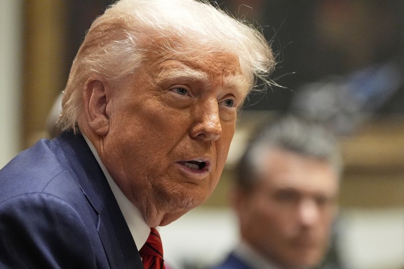 [워싱턴=AP/뉴시스] 사진은 도널드 트럼프 미국 대통령이 지난 17일(현지 시간) 백악관 캐비넷룸에서 조르자 멜로니 이탈리아 총리와 오찬회동을 하며 취재진 질문에 답하고 있는 모습. 2025.04.18.