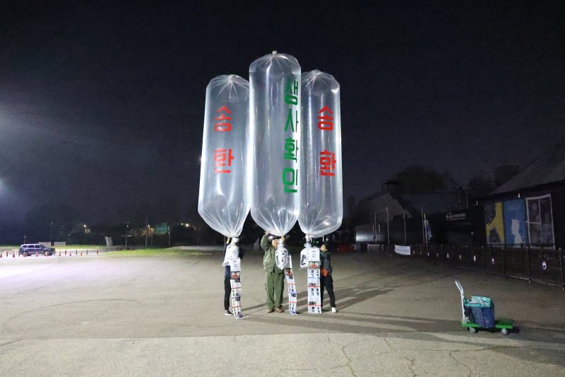 전후 납북자가족피해연합회가 27일 오전 경기 파주시 문산읍 임진각 평화랜드 펜스 뒤편에서 대북전단을 살포하고 있다.(납북자가족모임 제공, 재판매 및 DB 금지)/뉴스1