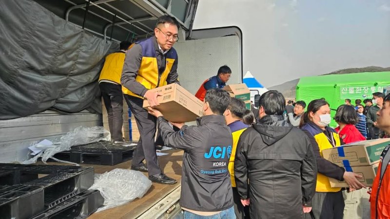 [안동=뉴시스] 재난지역에 긴급 구호물품을 전달하고 있는 경북청년회의소 회원들. (사진=대구경북청년회 제공) 2025.04.27 photo@newsis.com *재판매 및 DB 금지