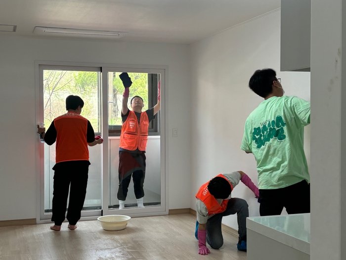 [안동=뉴시스] 이재민 모듈러 주택 청소를 하고 있는 경북청년봉사단 회원들. (사진=대구경북청년회 제공) 2025.04.27 photo@newsis.com *재판매 및 DB 금지