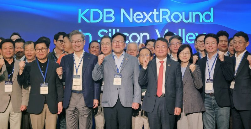 김병환 금융위원장이 23일(현지시간) 미국 실리콘밸리에 위치한 스타트업 액셀러레이터 플러그앤플레이 테크센터에서 열린 KDB산업은행 넥스트라운드 2025 행사에 참석해 축사 후 참석자들과 기념촬영을 했다. (사진=금융위원회 제공) photo@newsis.com *재판매 및 DB 금지