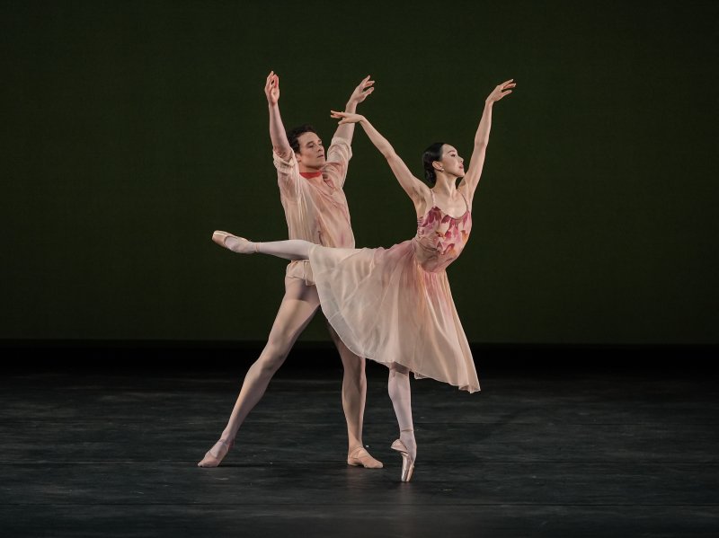 [서울=뉴시스]13년 만에 내한한 세계 최정상급 미국 국립발레단 아메리칸 발레 시어터(ABT)가 24일 저녁 서울 강남구 GS아트센터에서 갈라 공연을 펼쳤다. ABT 수석무용수 서희(오른쪽)와 코리 스턴스가 '나뭇잎은 바래어 가고 중 2인무'에서 열연하고 있다. (사진=ⓒYOON6PHOTO·GS아트센터 제공)