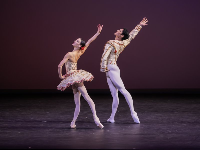 [서울=뉴시스]13년 만에 내한한 세계 최정상급 미국 국립발레단 아메리칸 발레 시어터(ABT)가 24일 저녁 서울 강남구 GS아트센터에서 갈라 공연을 펼쳤다. ABT 수석무용수 안주원(오른쪽)과 크리스틴 셰우첸코가 '돈키호테 중 2인무'에서 열연하고 있다. (사진=ⓒYOON6PHOTO·GS아트센터 제공)