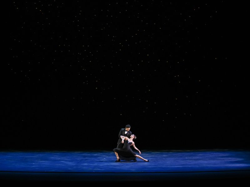 [서울=뉴시스]13년 만에 내한한 세계 최정상급 미국 국립발레단 아메리칸 발레 시어터(ABT)가 24일 저녁 서울 강남구 GS아트센터에서 갈라 공연을 펼쳤다. '시나트라 모음곡' 파드되에서 커샌드라 트레네리(오른쪽)와 헤르만 코르네호가 열연하고 있다. (사진=ⓒYOON6PHOTO·GS아트센터 제공)