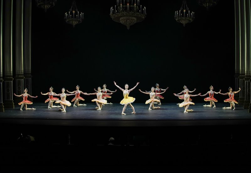 [서울=뉴시스]13년 만에 내한한 세계 최정상급 미국 국립발레단 아메리칸 발레 시어터(ABT)가 24일 저녁 서울 강남구 GS아트센터에서 갈라 공연을 펼쳤다. 차이코프스키의 '관현악 모음곡 제3번 G장조'를 바탕으로 한 '주제와 변주'에서 무용수들이 열연하고 있다. (사진=ⓒYOON6PHOTO·GS아트센터 제공)