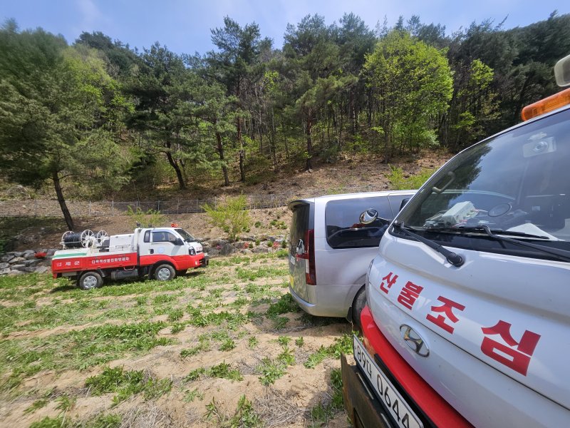 강원 인제 상남면 하남리 일대에서 발생한 산불이 약 20시간 만에 진화된 가운데 27일 재발화 가능성에 대비해 진화 차량들이 대기하고 있다.한귀섭 기자 ⓒ News1 한귀섭 기자